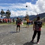 Bersemangat Ingin Juara di HUT RI Ke-78, Tim Dinas Pemda Puncak Jaya Minta Dilatih Voli oleh Satgas 712/Wiratama