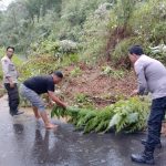 Sinergitas TNI-Polri Bersihkan Material Longsor di Jalan Raya Desa Atep