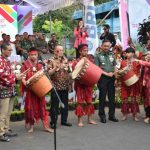 Pangdam XIII/Merdeka Letjen TNI Alfret Denny Tuejeh Hadiri Tomohon Internasional Flower Festival