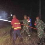 Danramil 1302-04/ Amurang Terjunkan 6 Personel Bantu Masyarakat Padamkan Kebakaran Hutan