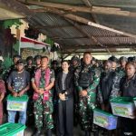 Tokoh-Tokoh Masyarakat Distrik Pagaleme Mendapatkan Bansos dari Danrem 173/PVB Saat Kunker di Satgas 712/Wiratama