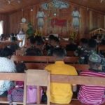 Kebersamaan Warga Distrik Ilu Puncak Jaya dengan Satgas 712/Wiratama dalam mengikuti Ibadah Minggu