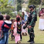 Minggu Berkah, Patroli Kendaraan Satgas 712/Wiratama Bagikan 200 Paket Bingkisan dan 100 Paket Sembako kepada Warga Puncak Jaya yang Akan Berangkat Gereja