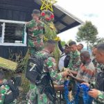 Persiapan Sambut Natal, Satgas 712/Wiratama bersama Warga Membuat Palungan dan Pohon Natal di Gereja GIDI Wandenggobak