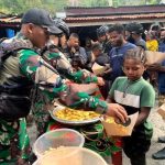 Menjelang Purna, Satgas 712/Wiratama Bagikan Noken dan Gelar Makan Bersama Warga Tinggi Nambut